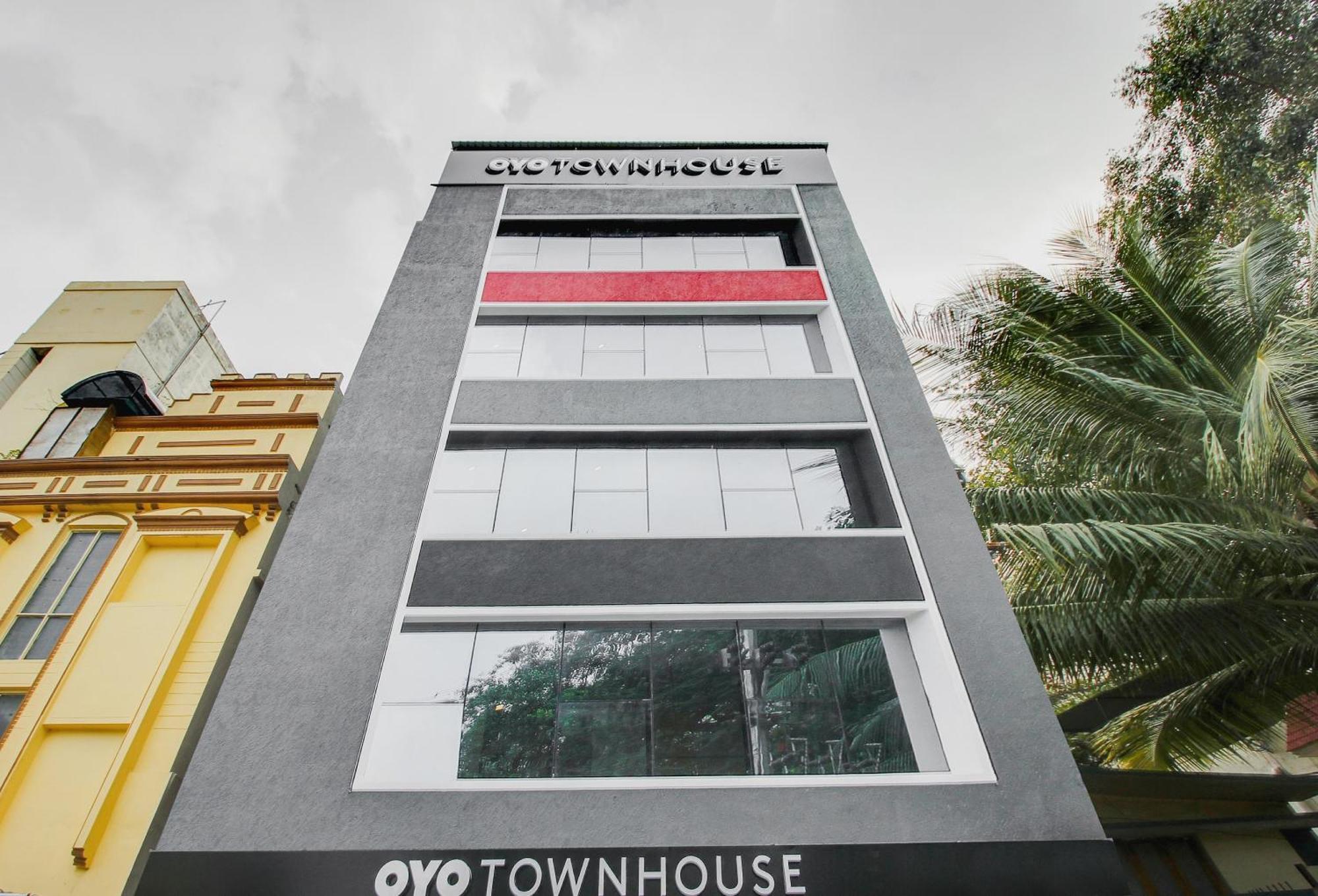 Super Townhouse 359 Begumpet Near 4*