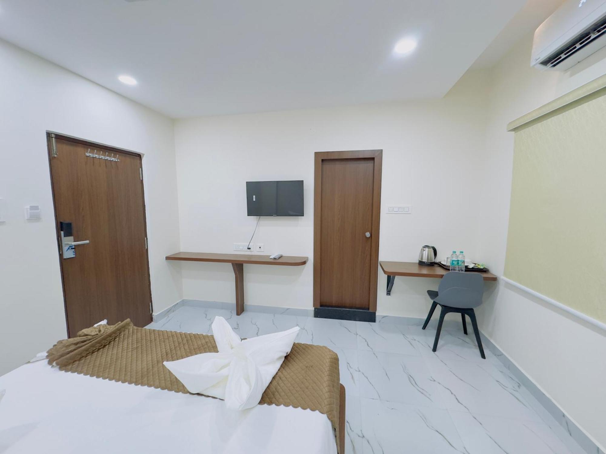 Apex Airport Hotel 3*