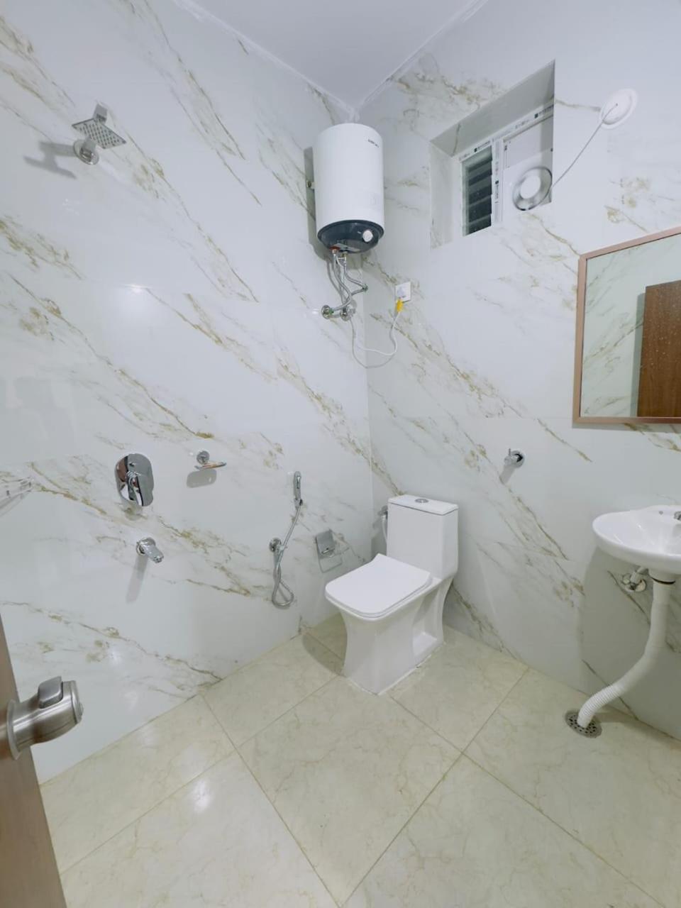 Apex Airport Hotel 3*