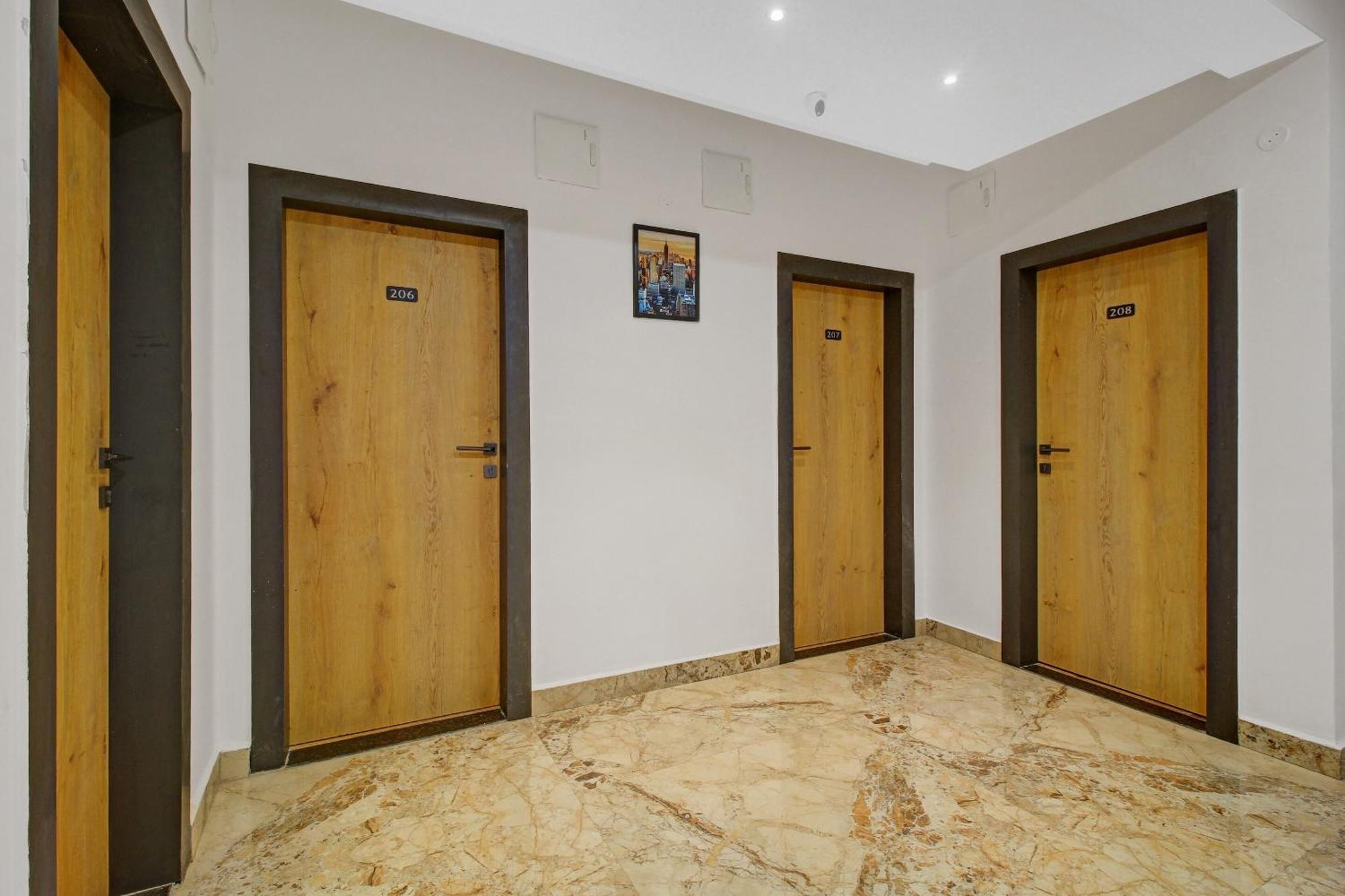 Super Townhouse Oak Hitec Near Image Hospital Hyderabad