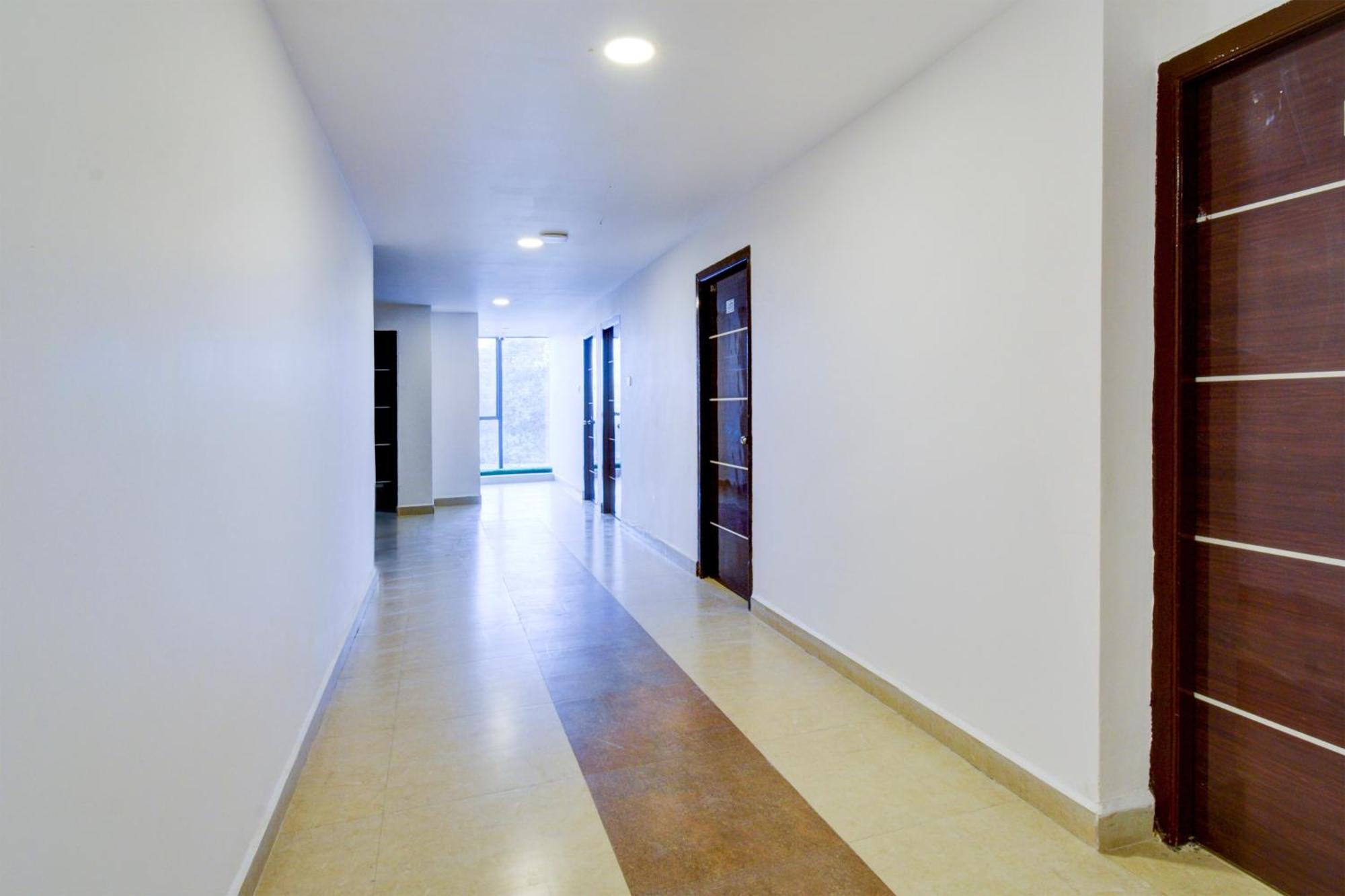 Super Srh Luxury Near Rail Nilayam, Ncl. Hotel