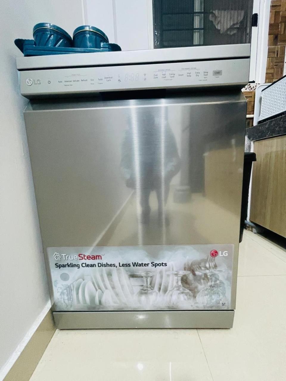 Luxurious 3 Bedroom Flat Near Airport Apartment *