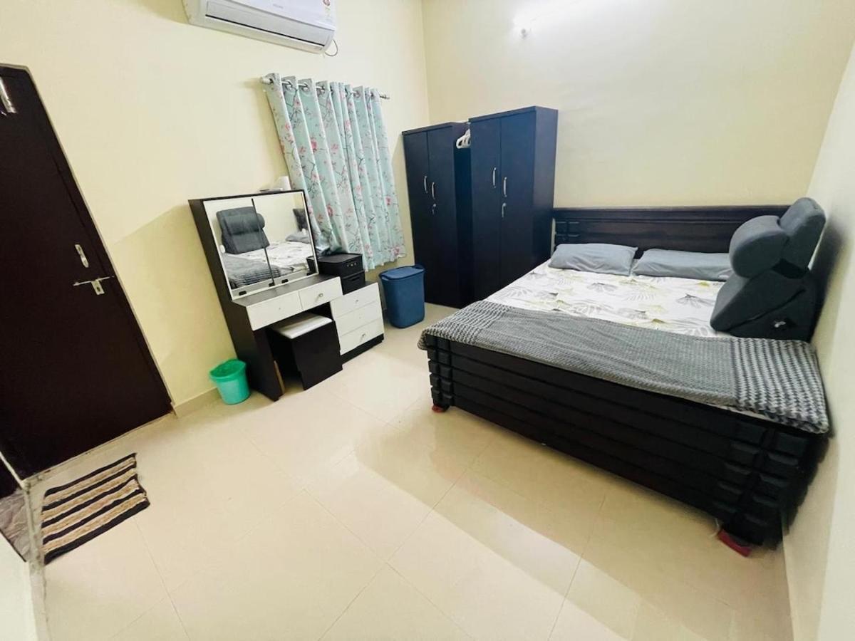 Luxurious 3 Bedroom Flat Near Airport Apartment *