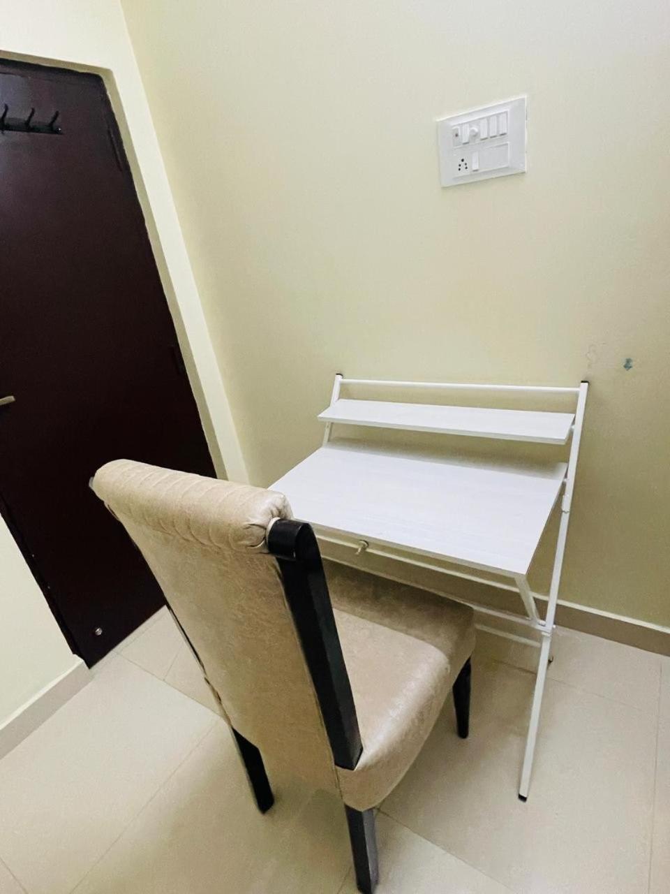 Luxurious 3 Bedroom Flat Near Airport Apartment *