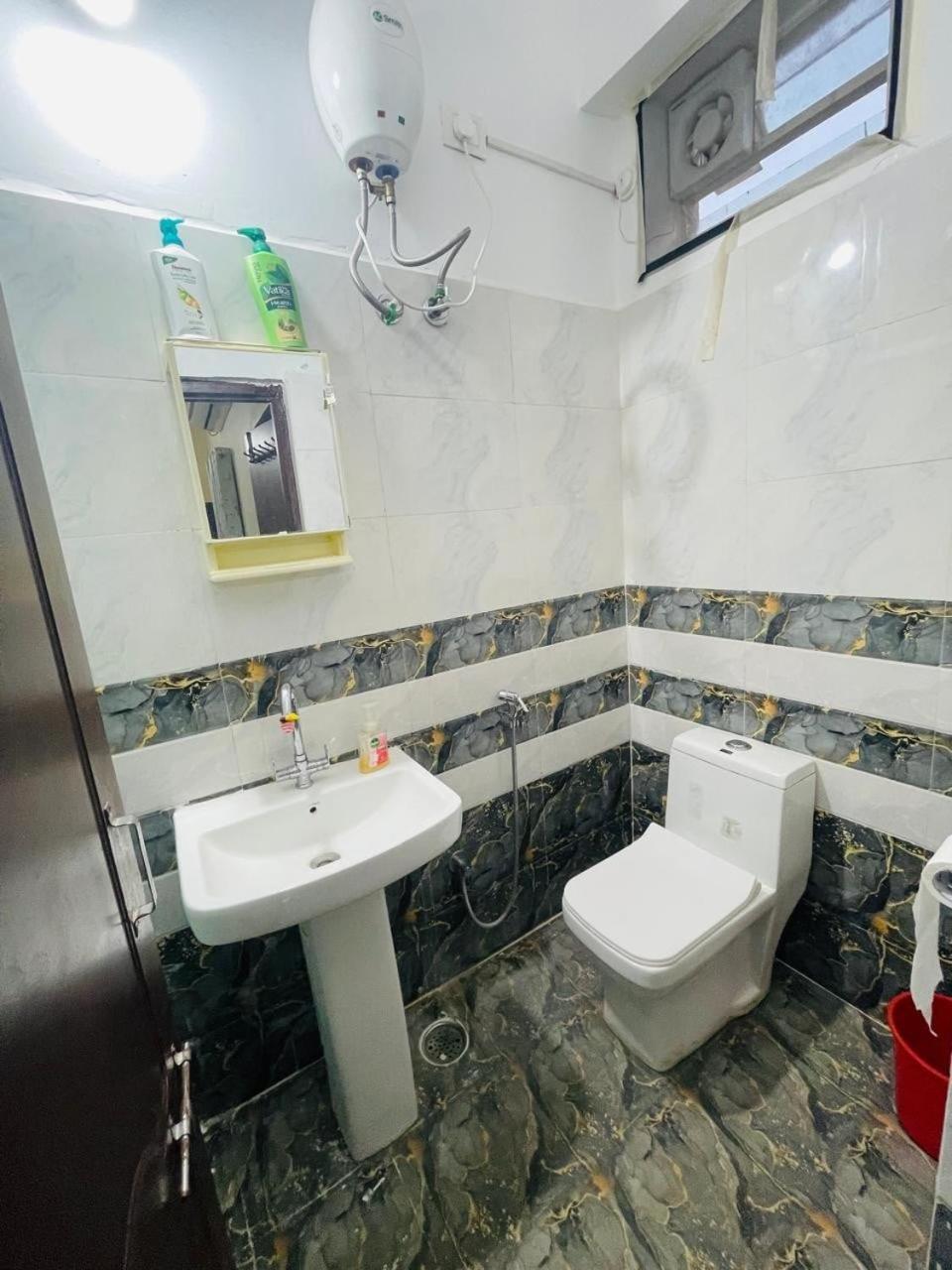 Luxurious 3 Bedroom Flat Near Airport Apartment *