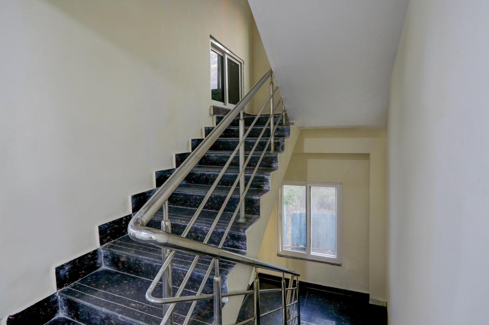 Super Townhouse The Cinco Bliss Near Ikea, Wells Forgo, Kims, Care Hospitals Hotel Hyderabad