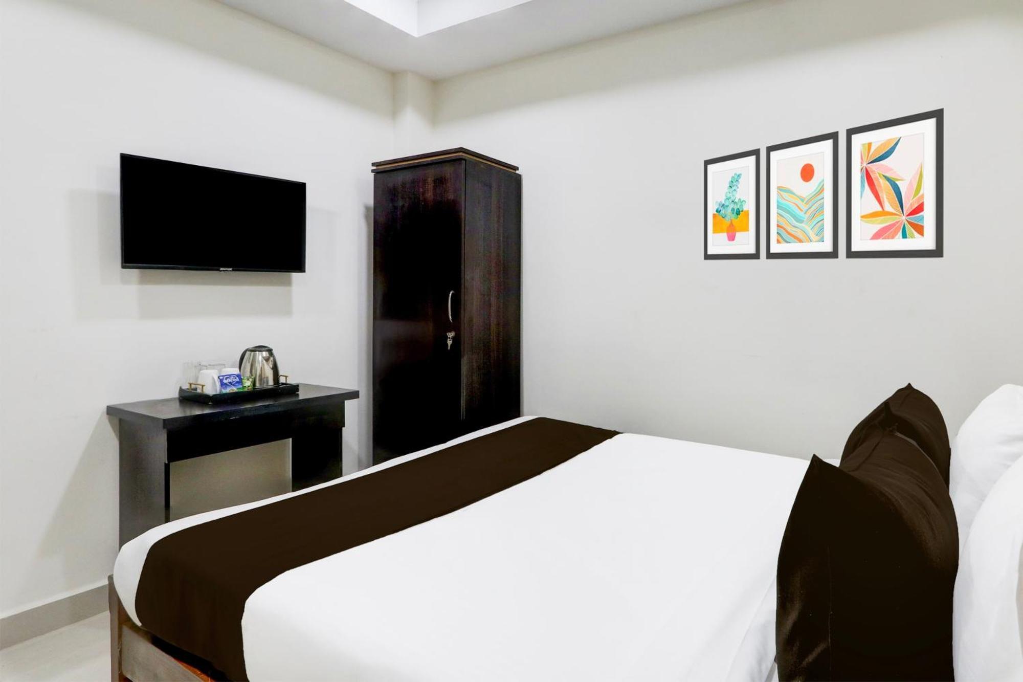 Super Collection O Madhapur Near Cyber Tower * Hyderabad
