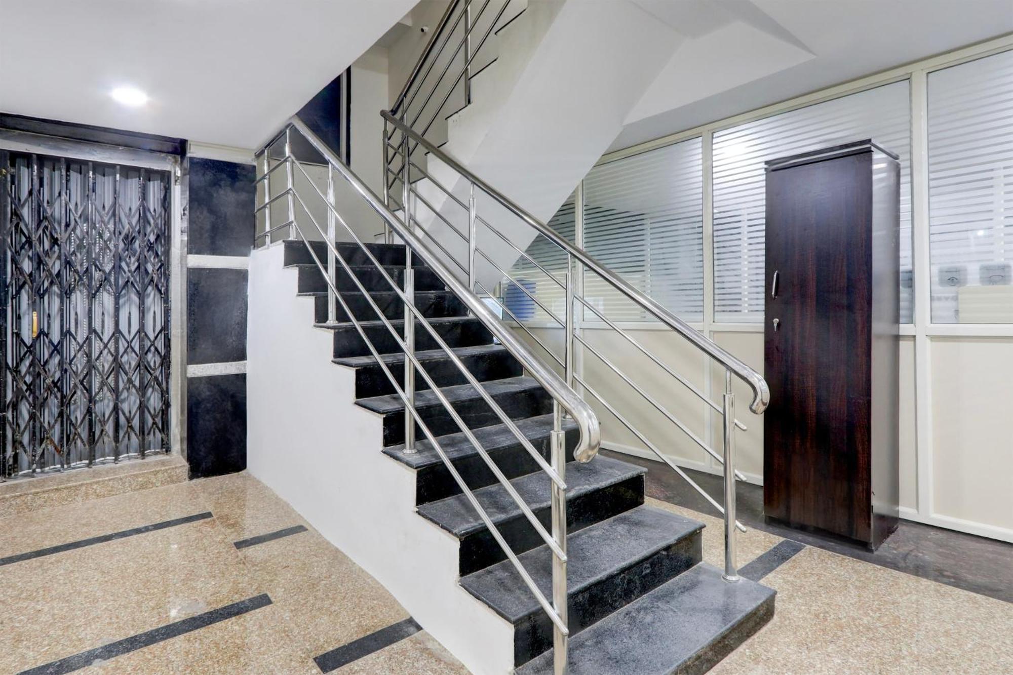 Super Collection O Madhapur Near Cyber Tower * Hyderabad