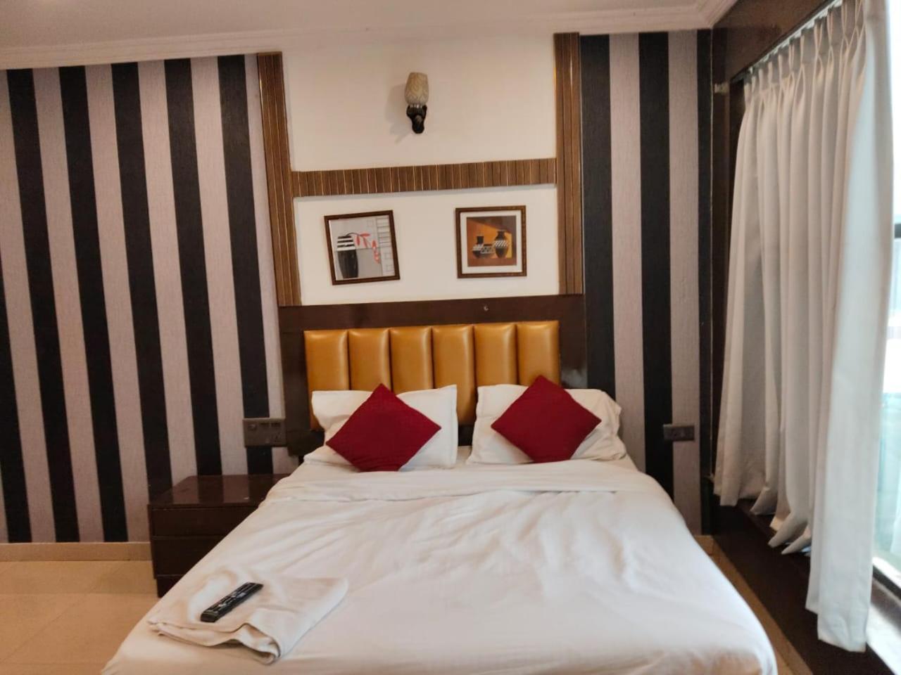 Hotel Blossom Rooms- A Luxury Collection Hotel- Opp Omega Hospital- Banjara Hills 3*