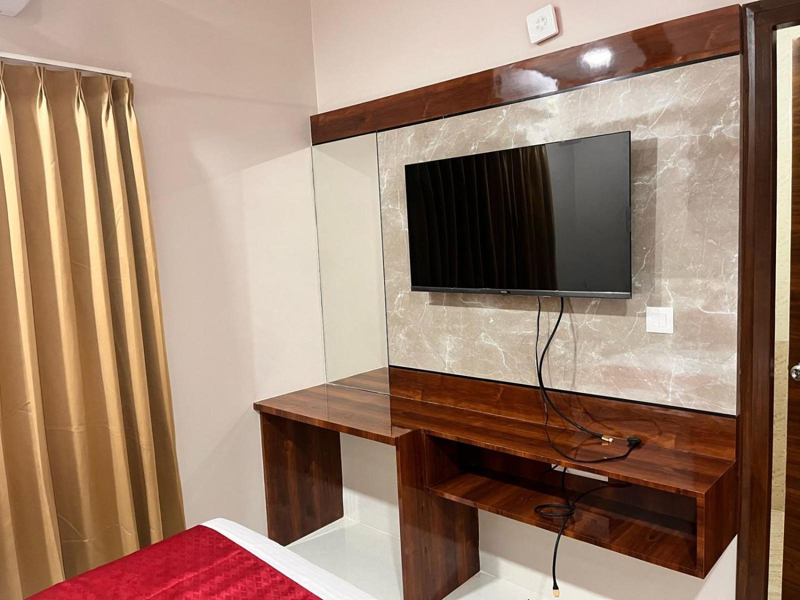 Theo Madhapur Hotel
