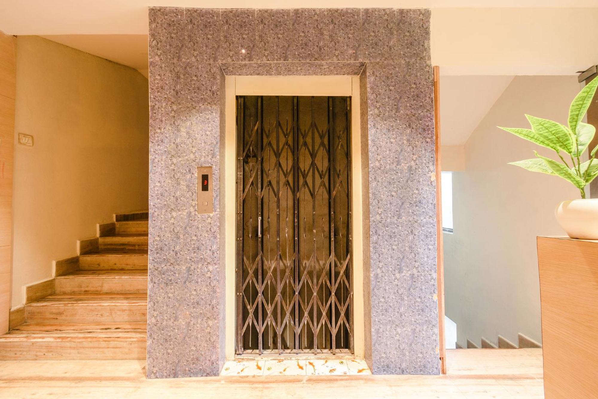 Fabhotel Prime Adhirath Grand - 400m From Durgam Cheruvu Metro Station, Madhapur