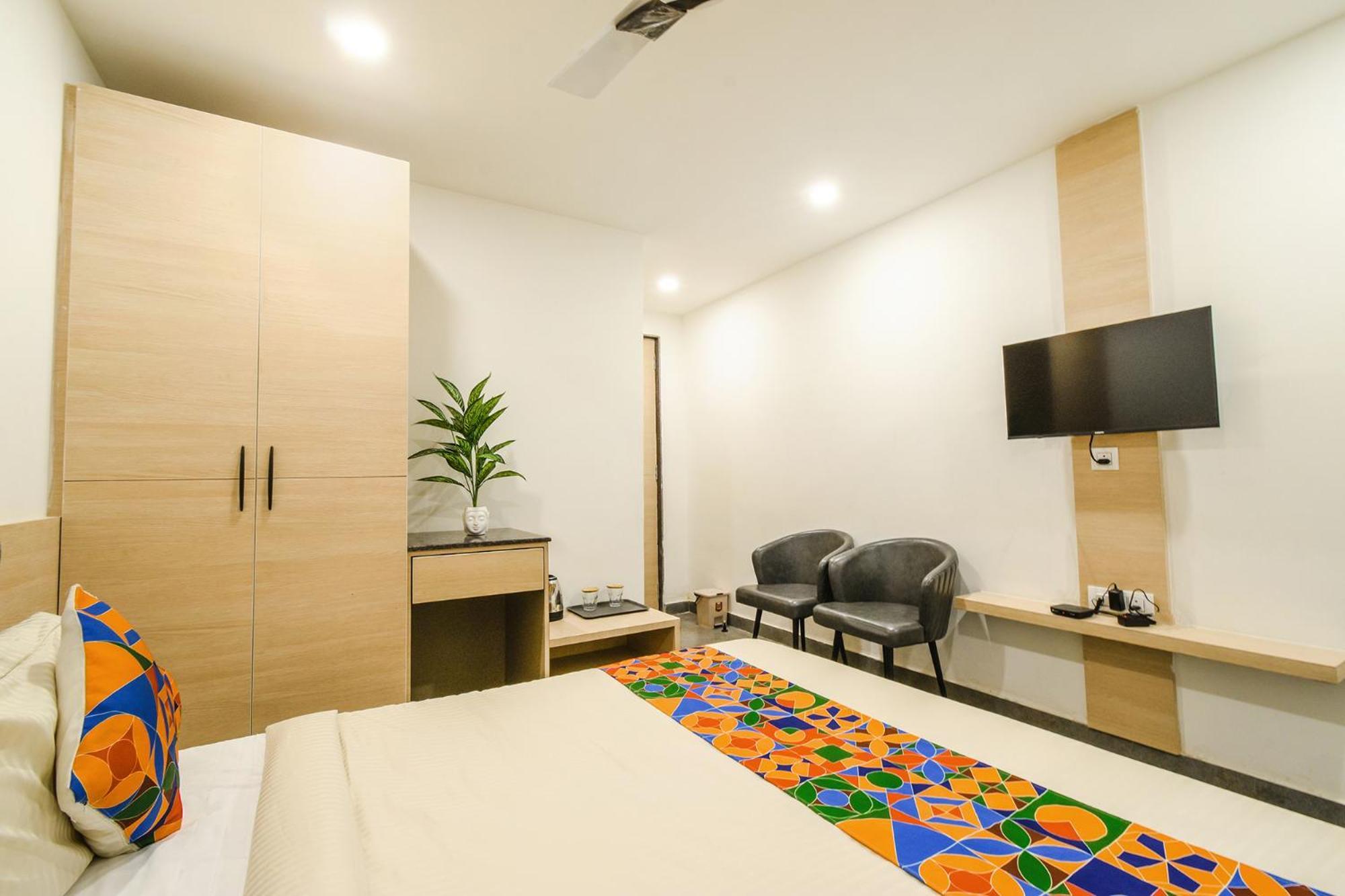 Fabhotel Prime Adhirath Grand - 400m From Durgam Cheruvu Metro Station, Madhapur