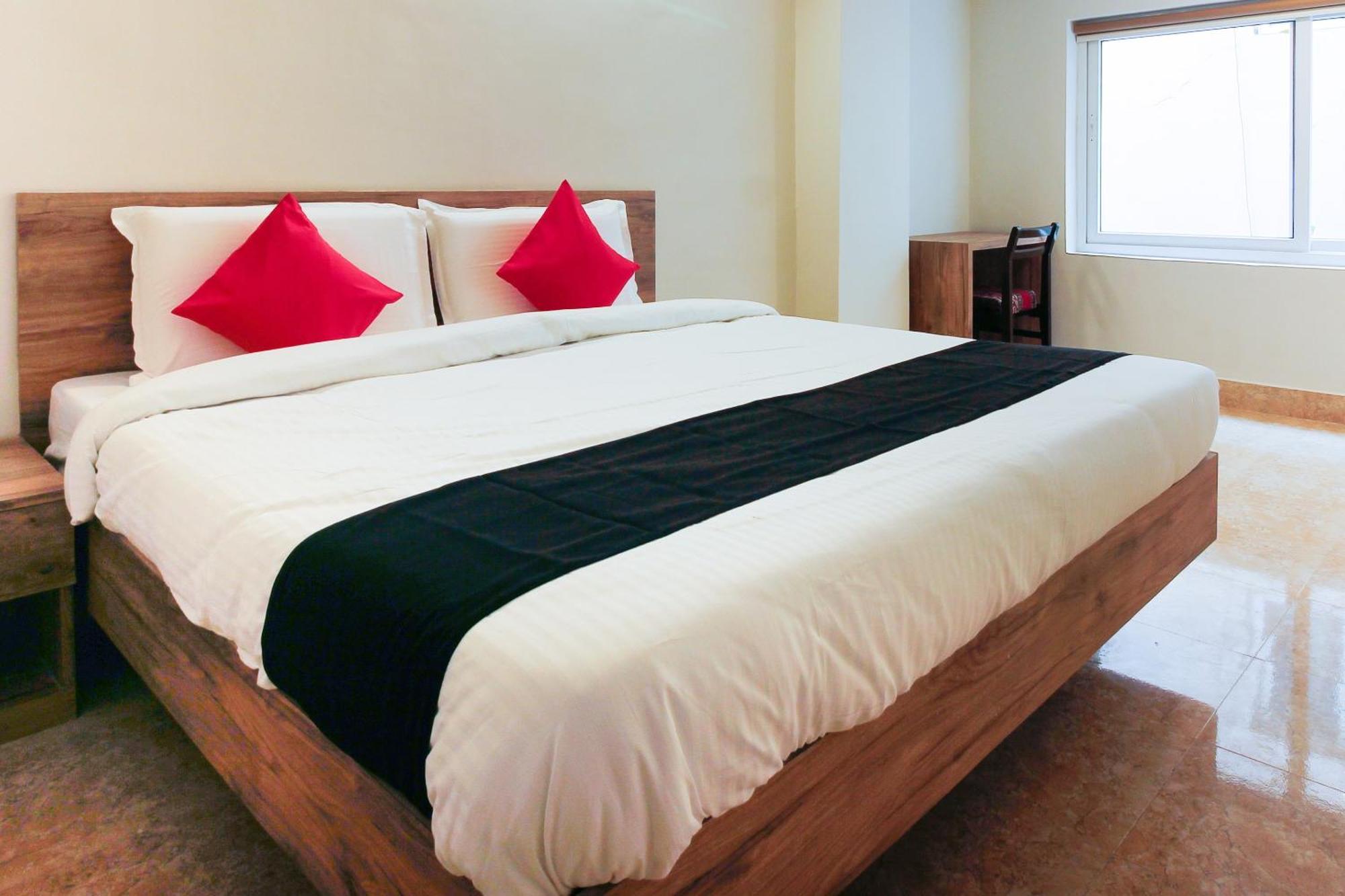 Capital O Sri Suprabhat Grand Near Kachiguda Railway Station