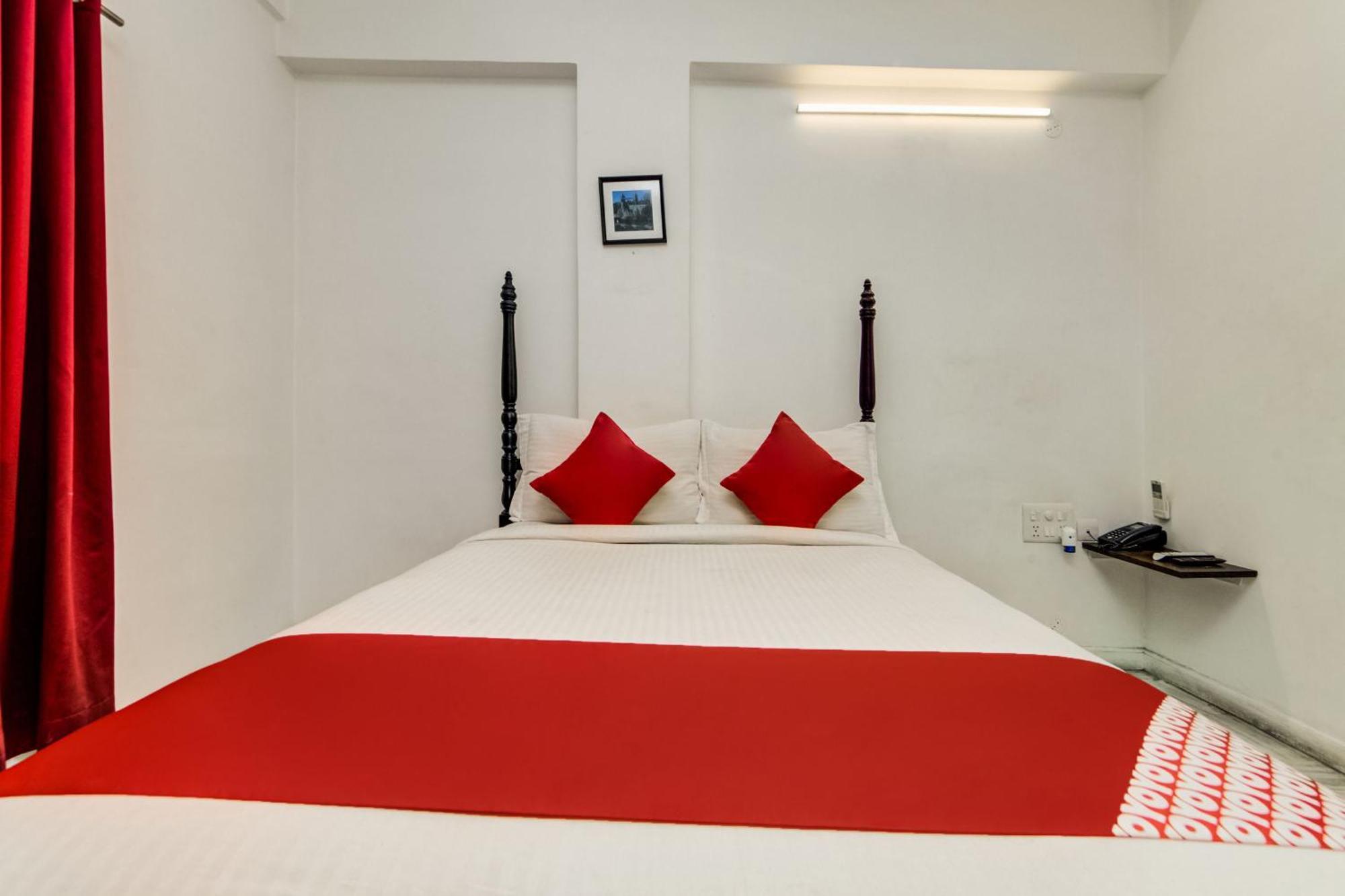 Hotel Super O Jntu College Near Lulu Mall, Kphb Colony.