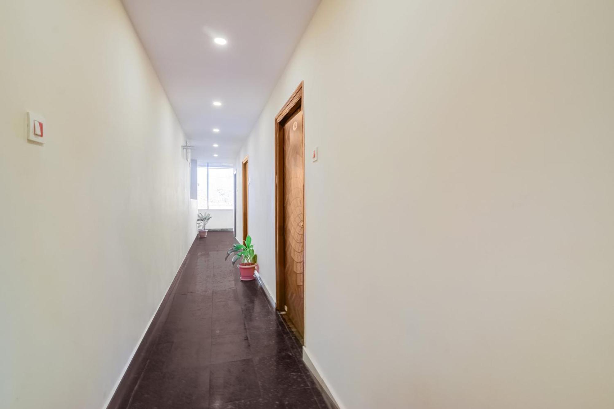Super O Neredmet Road Hotel