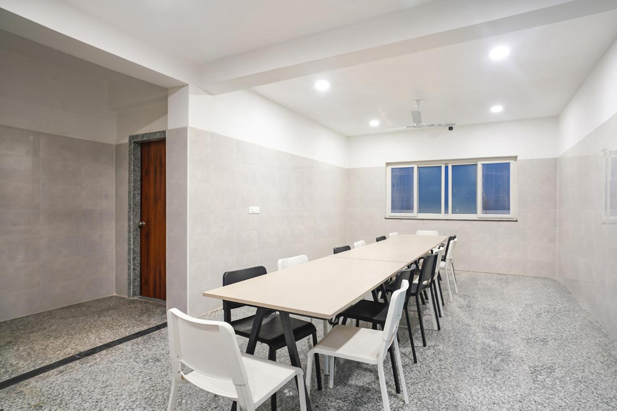 Fabhotel Prime Cozy - Nr Hitech Metro Station