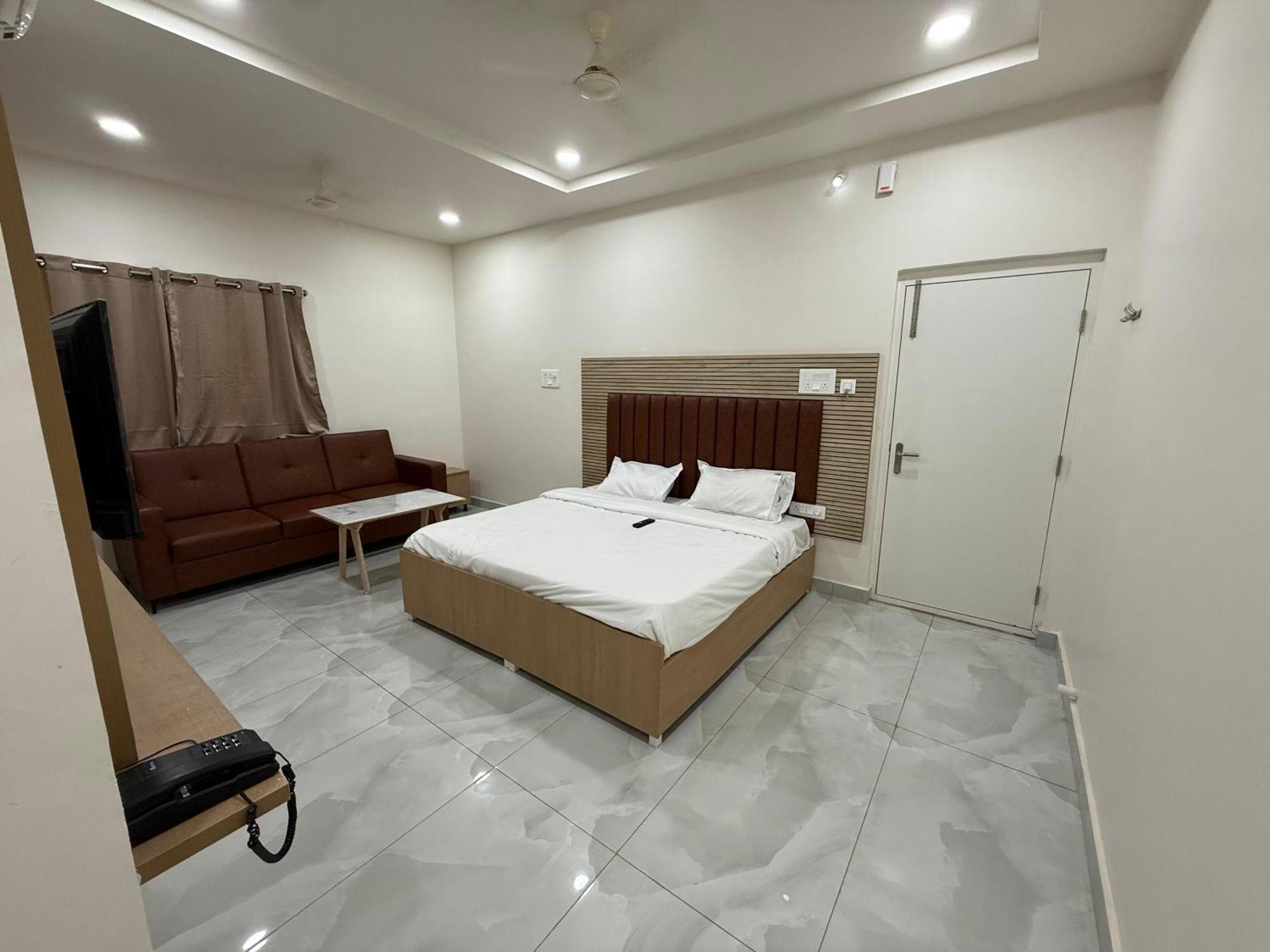 Hotel Vaarahi Chanda Nagar, Near Hitech 3*