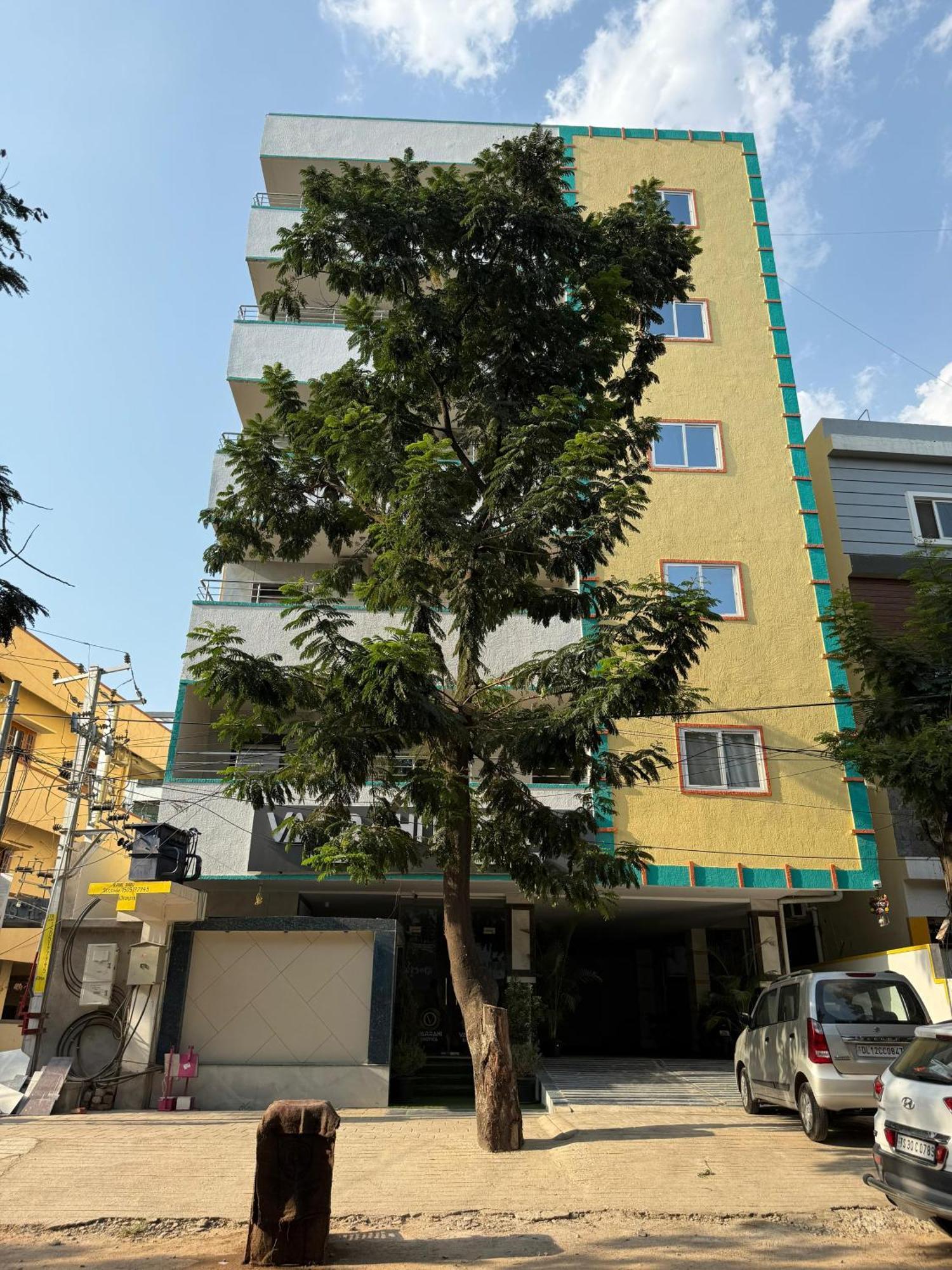 Hotel Vaarahi Chanda Nagar, Near Hitech 3*