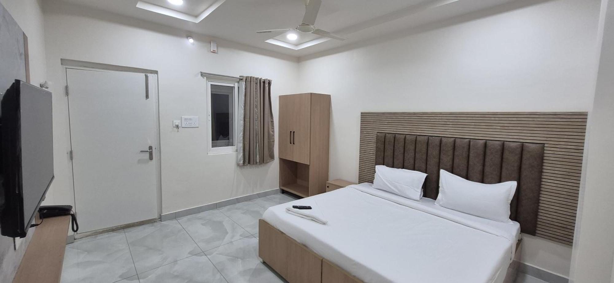 Vaarahi Chanda Nagar, Near Hitech 3*