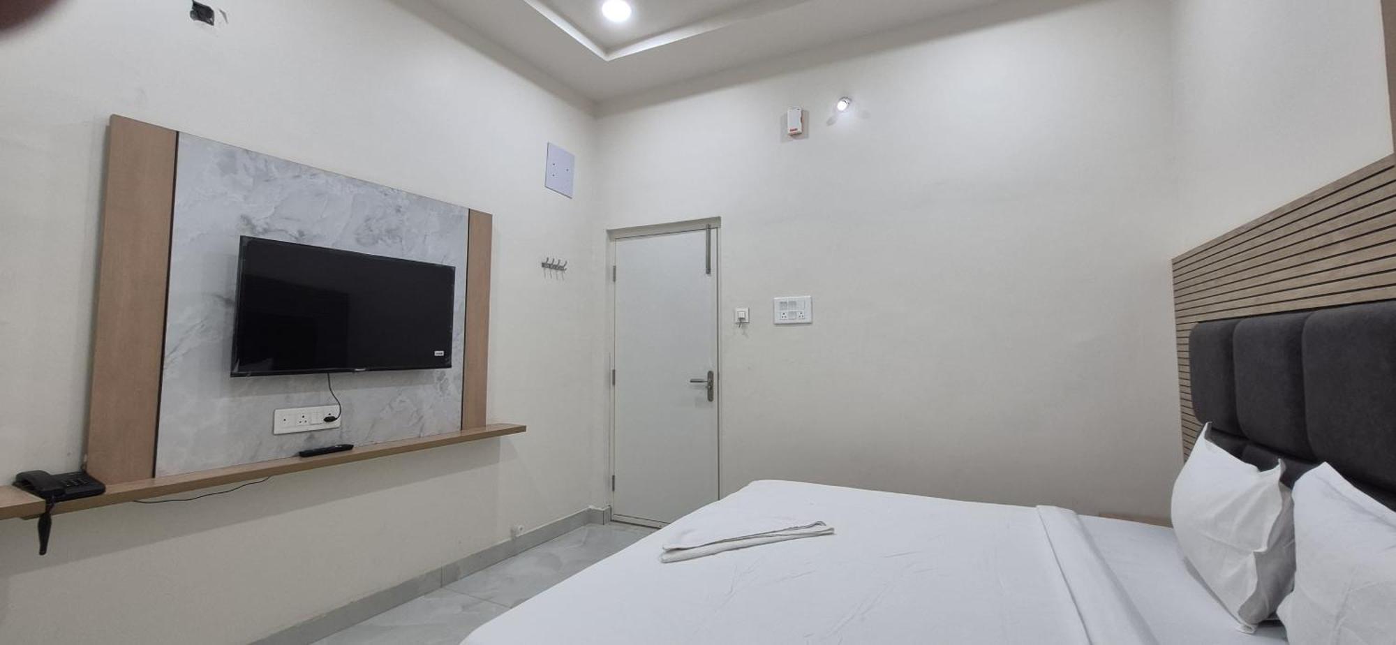Hotel Vaarahi Chanda Nagar, Near Hitech 3*
