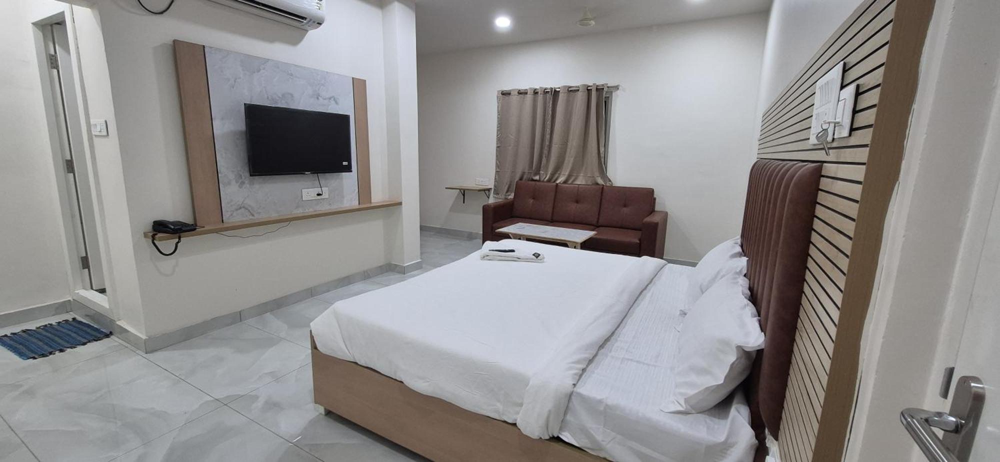 Vaarahi Chanda Nagar, Near Hitech Hotel 3*