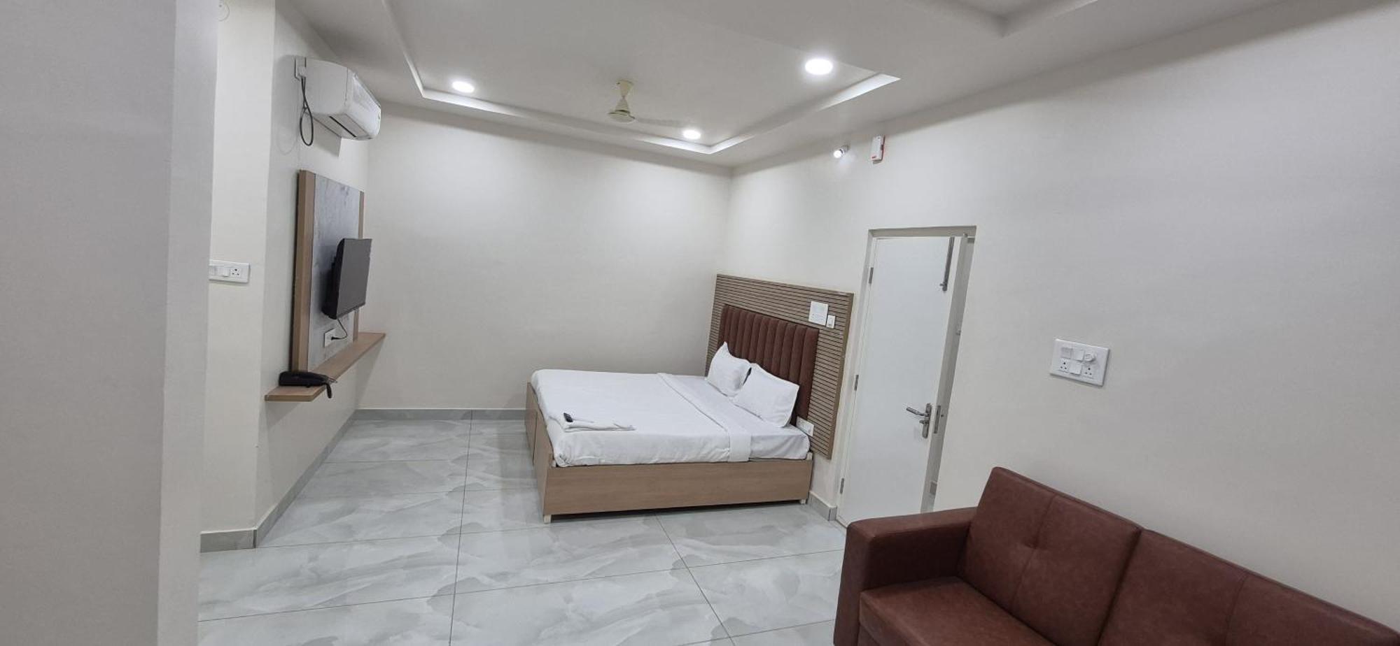 Vaarahi Chanda Nagar, Near Hitech