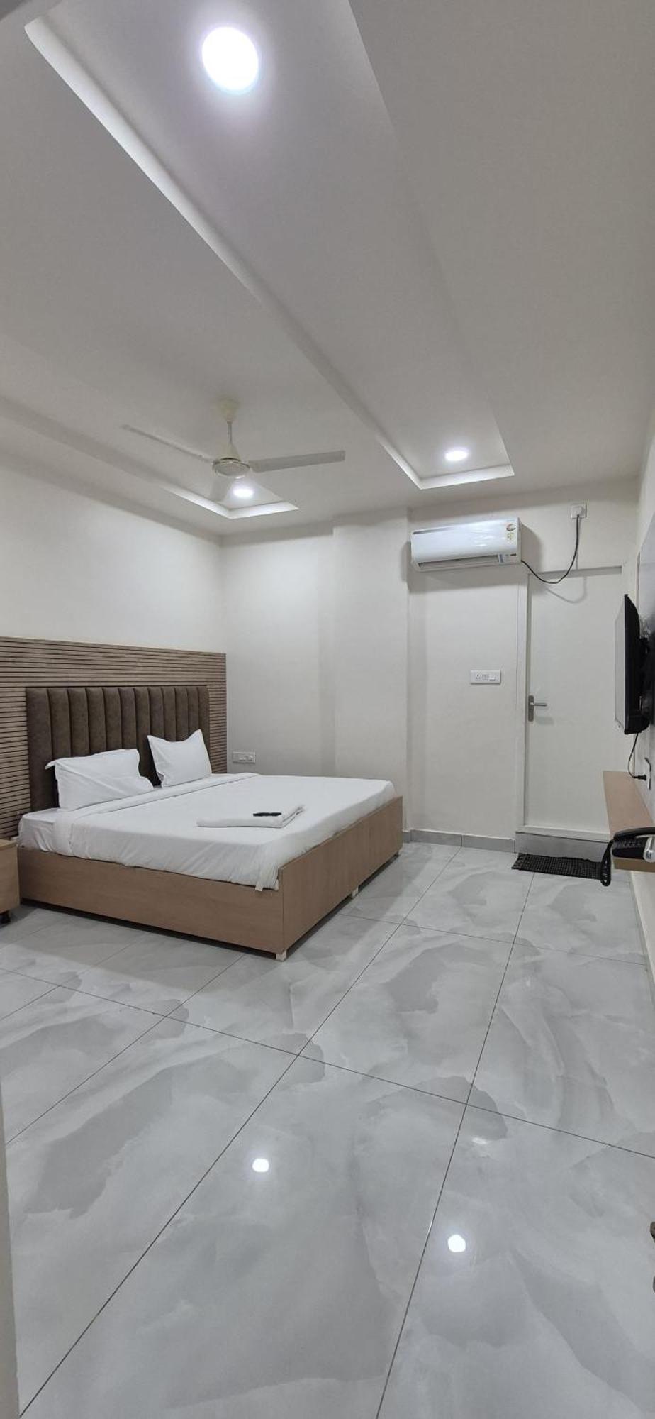 Vaarahi Chanda Nagar, Near Hitech 3*
