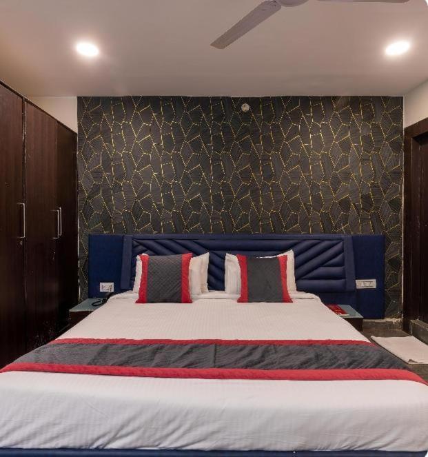 Blossoms Room- Madhura Elite- Free Early Check-ins- Hi-tech Hotel 3*
