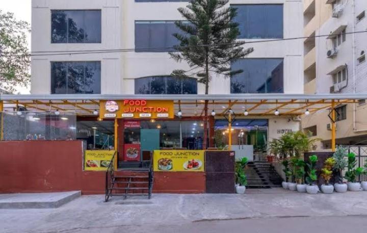 Blossoms Room- Madhura Elite- Free Early Check-ins- Hi-tech Hotel Hyderabad