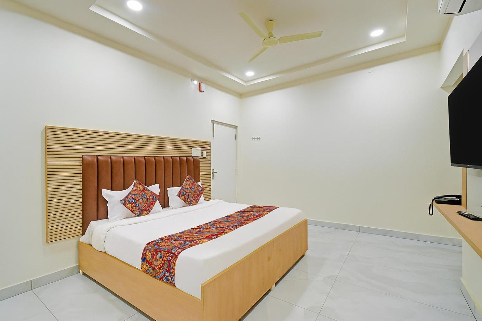Hotel Vaarahi Chanda Nagar, Near Hitech Hyderabad