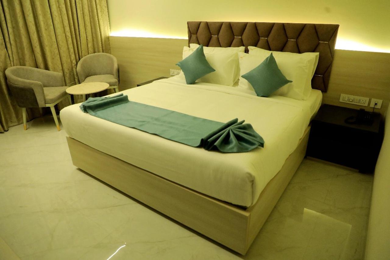 Town Square Hotel