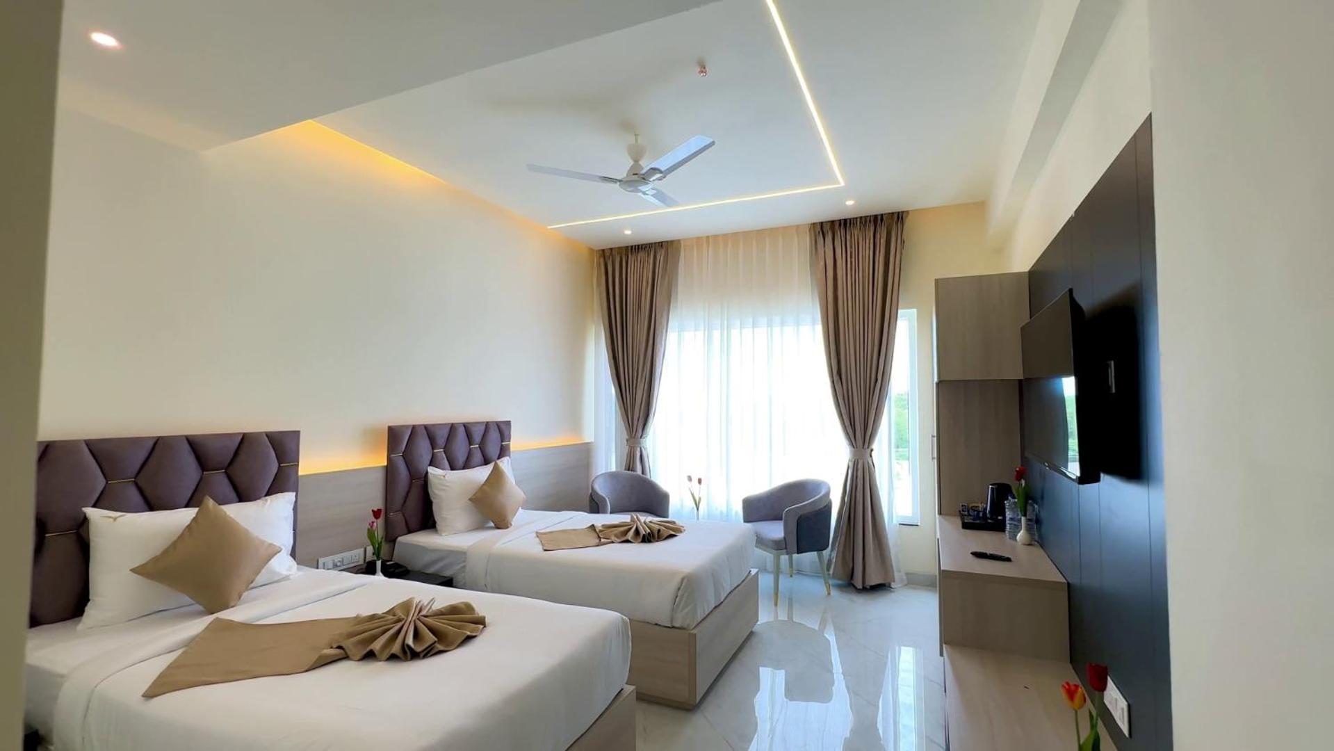 Town Square 4*