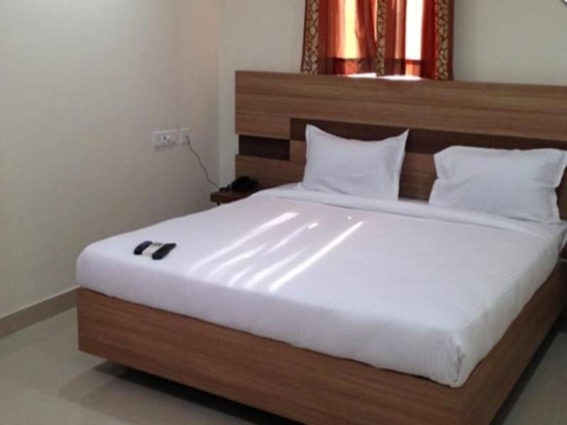 Hotel Treebo Pride Botanica 3*