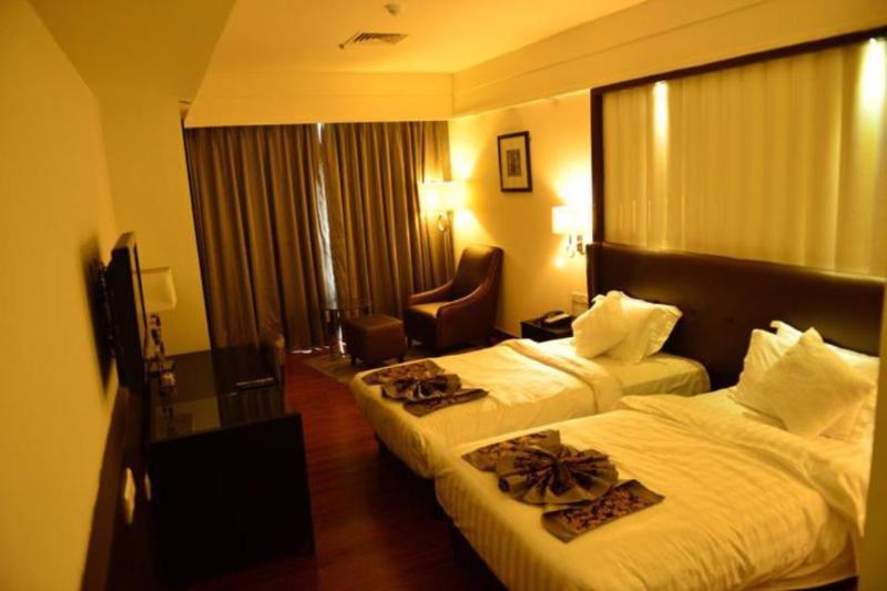 Capital O 9960 Hotel Grand Himayat Hotel 3*