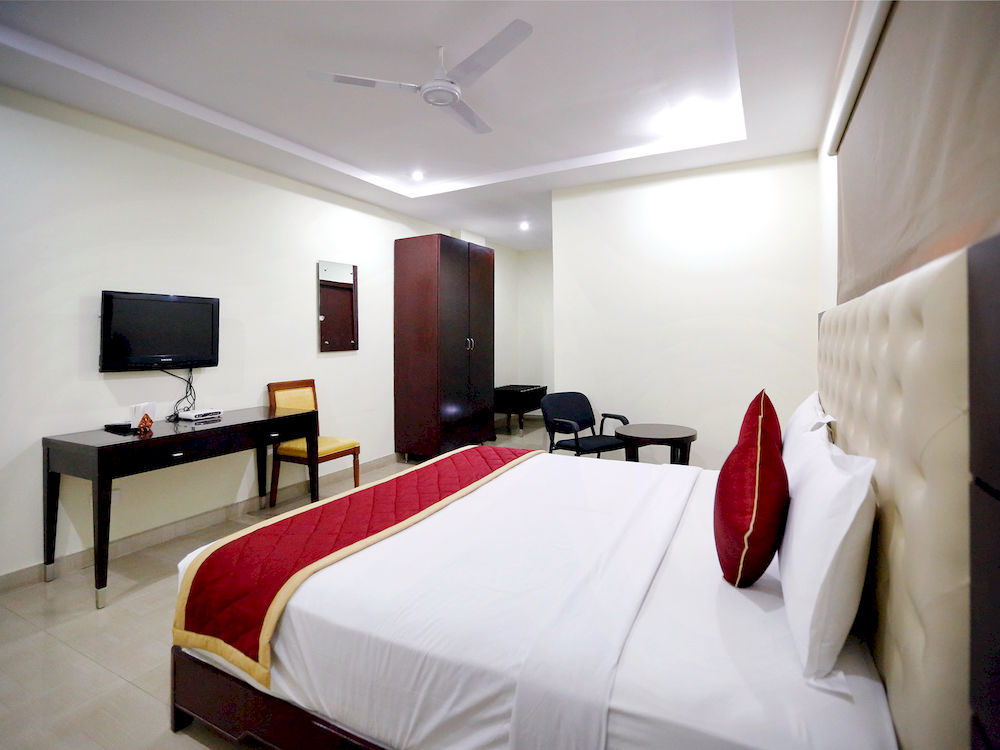 Oyo 588 Kmr Hospitality Services Hotel 3*