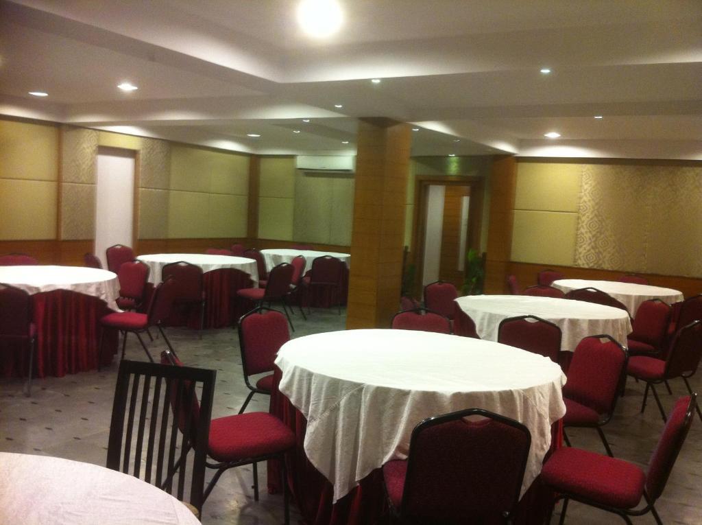 Hotel Oyster Airport 3*