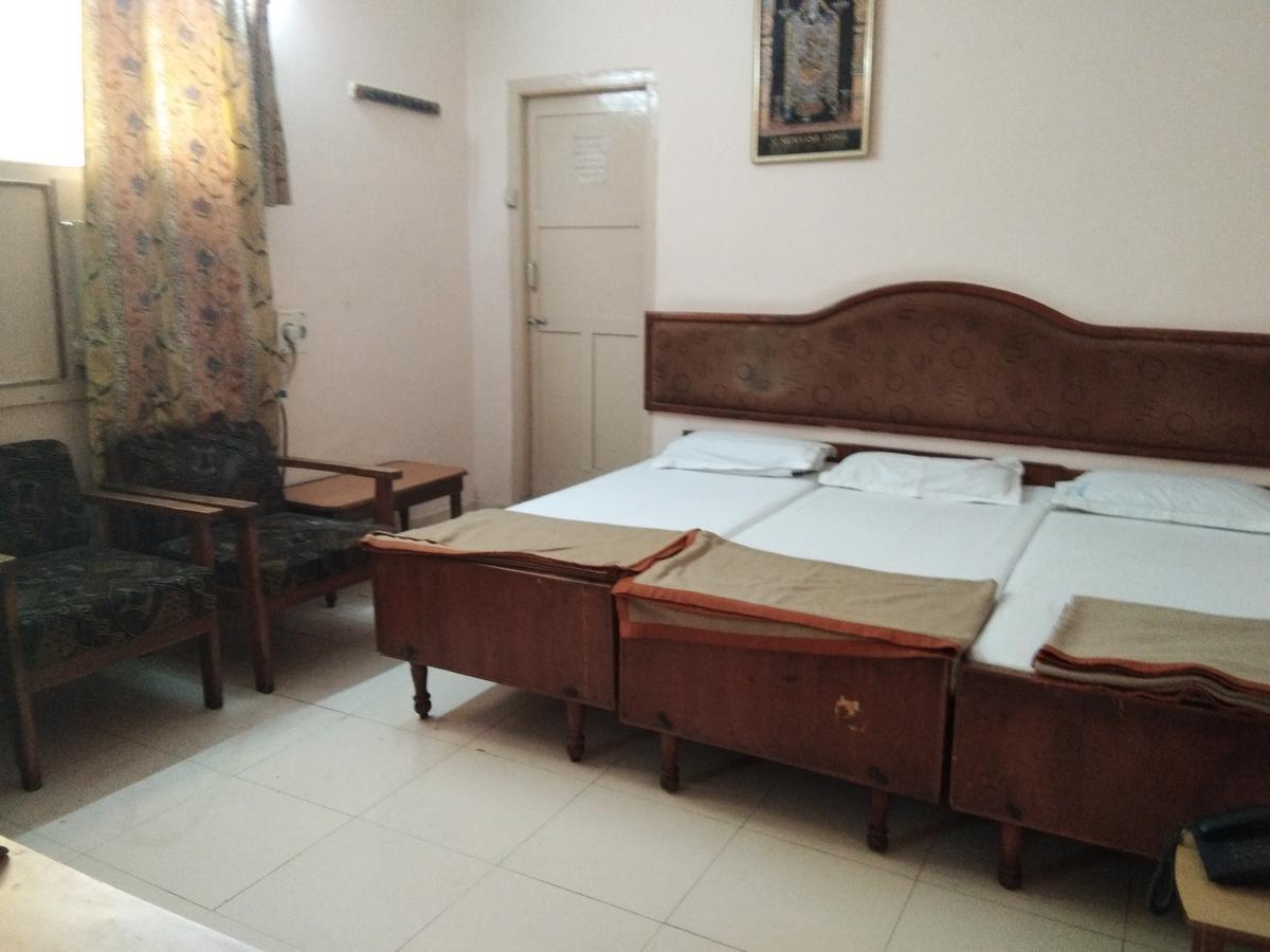 Lodge Srinivasa *