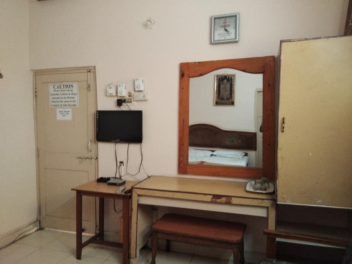 Lodge Srinivasa Hyderabad
