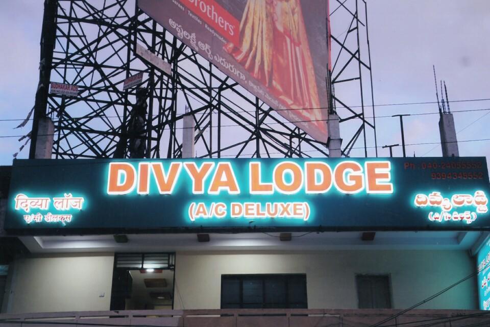 Hotel Divya *