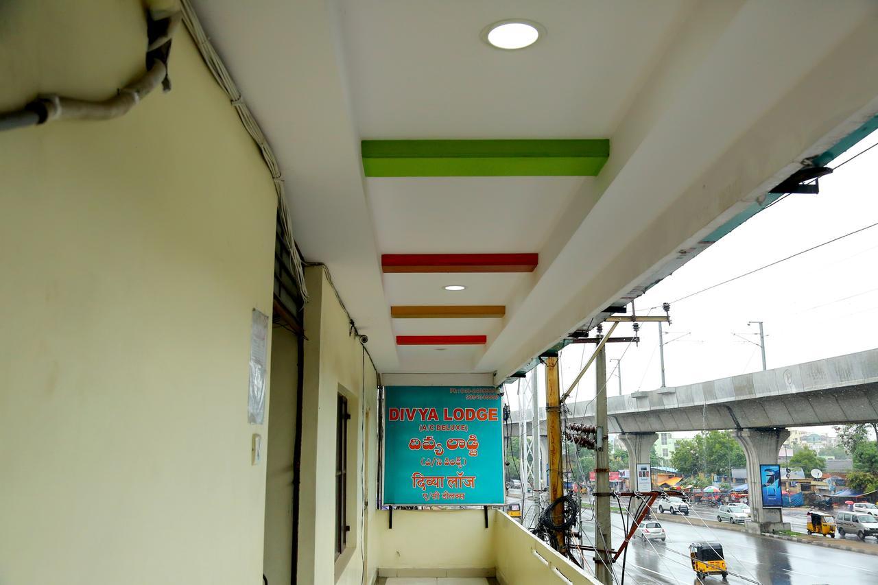 Divya Hotel *