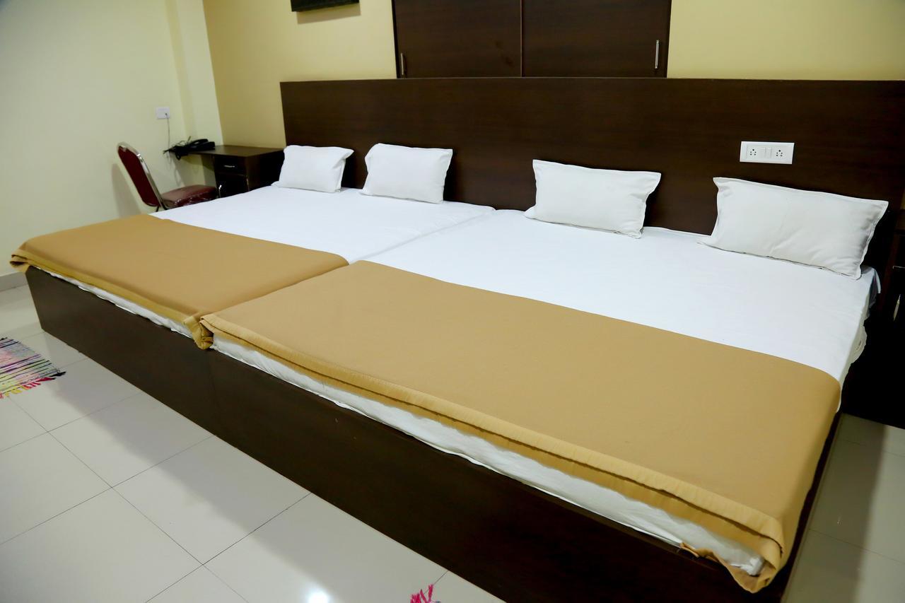Divya Hotel *