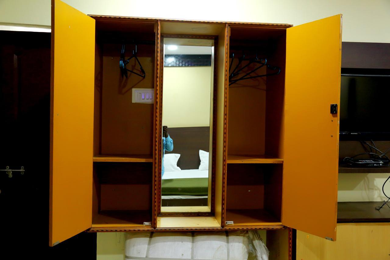 Divya Hotel *