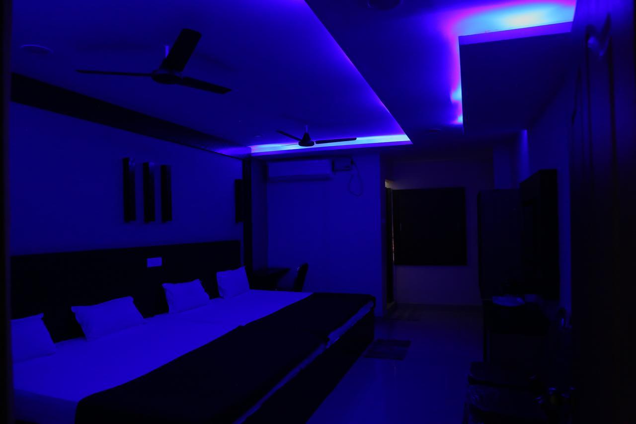 Divya Hotel *