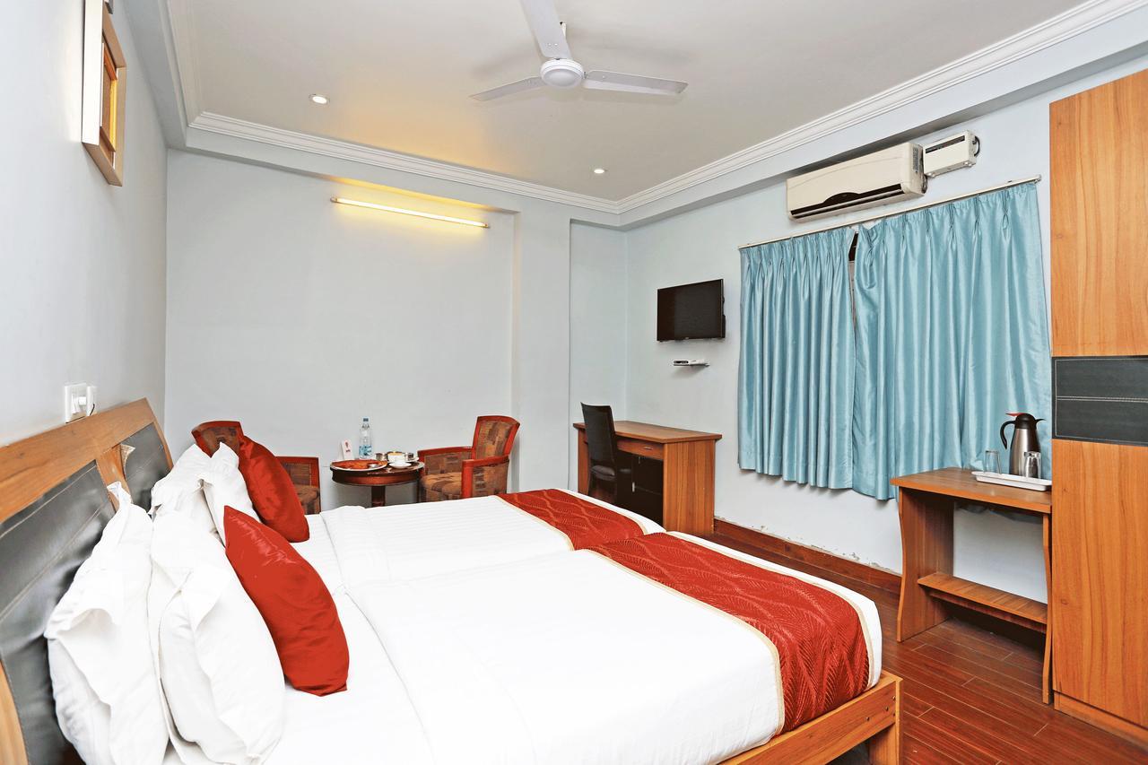 Oyo 7552 Sky Grand Hotel 3*