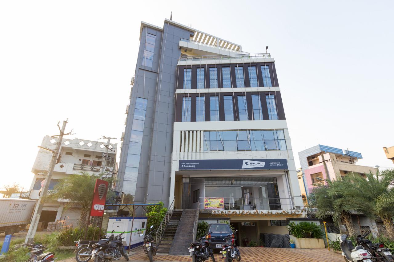 Oyo 7627 Royal Plaza Hotel 3*