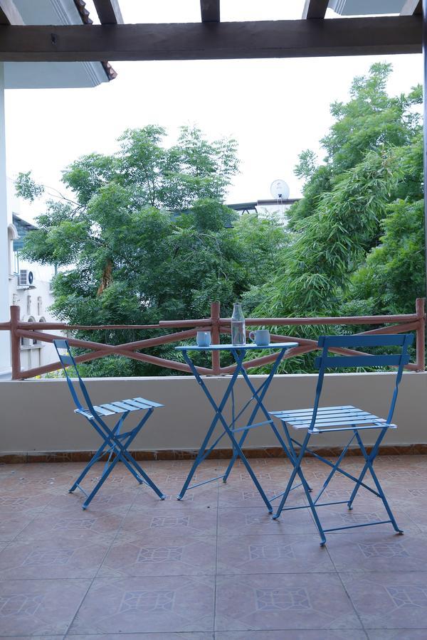 Nomads Nest Albergue