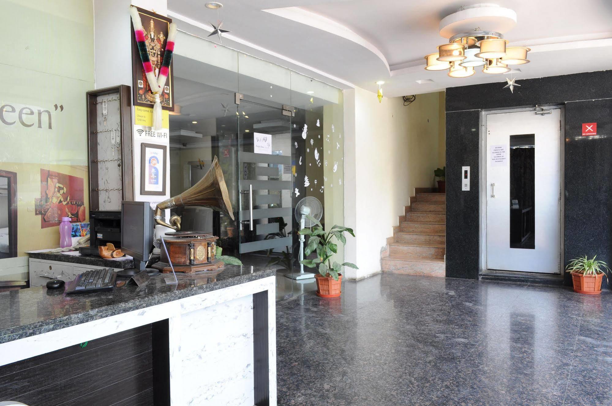 Oyo 17375 My Place Kondapur Hicc Hotel 3*