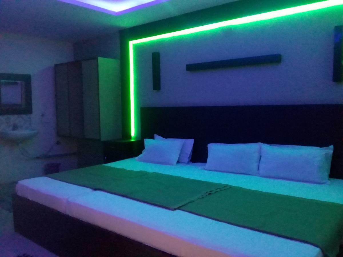 Divya Hotel *