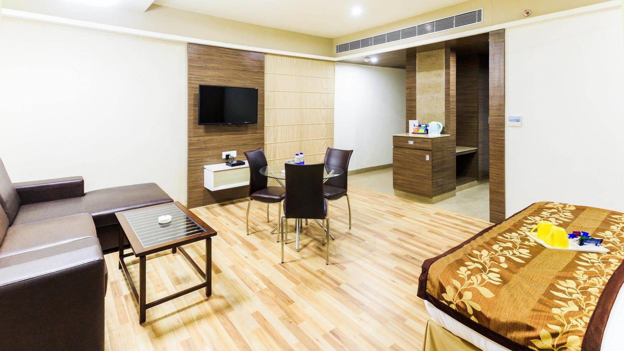 Hotel Zo Lakdi Ka Pul X Road Hyderabad
