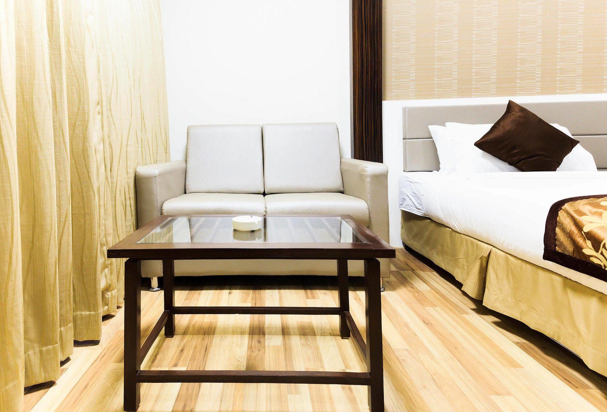Hotel Zo Lakdi Ka Pul X Road Hyderabad